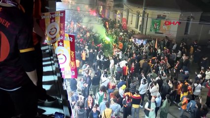 Galatasaray taraftarları şampiyonluğu Taksim'de kutluyor