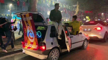 Şampiyonluk kutlamalarına katılan Fenerbahçe taraftarını, sarılarak teselli etti