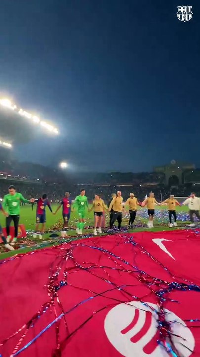 El tradicional baile del Barça campeón de Liga en el centro del campo de Montjuïc