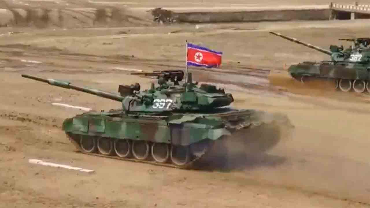 金正恩氏、戦略軍事演習でチョンマ216戦車のデモを視察