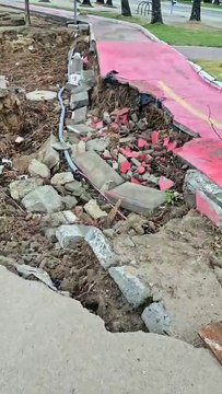 Trecho do calçadão da orla da Ponta Verde aparece destruído após temporal