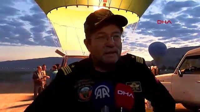 Kapadokya'da balonlar, 19 Mayıs'ta Türk bayrakları ve Atatürk posterleriyle havalandı