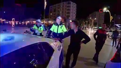 Plakasız motosikletiyle alkollü yakalandı! O magandadan şaşırtan hareket