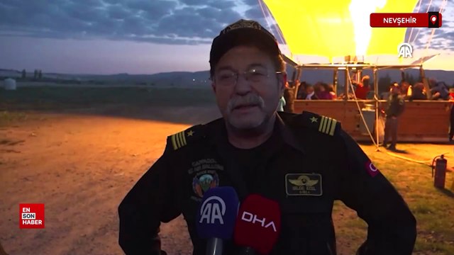 Kapadokya'da balonlar Türk bayrakları ve Atatürk posterleriyle uçtu