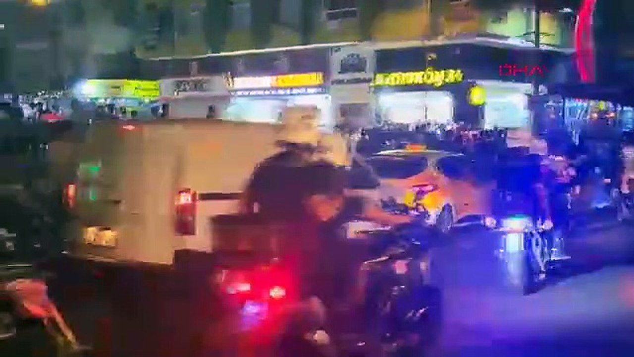 Galatasaray bayrağını yakıp, taraftarlara saldırdılar!