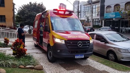 Com patinete, mulher se envolve em acidente com carro e precisa do atendimento dos Bombeiros
