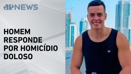 Influenciador que atropelou fisioterapeuta se entrega após 10 meses foragido