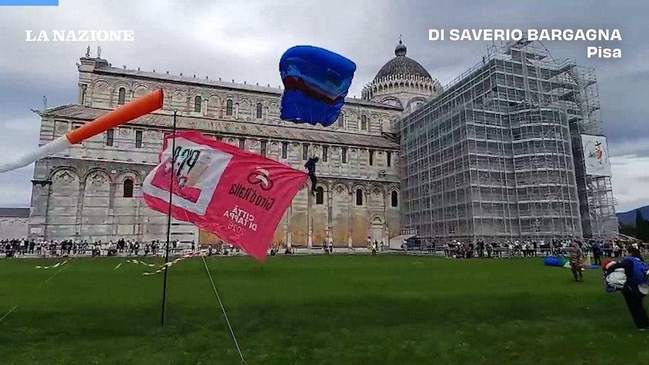 Pisa celebra il Giro con i lanci dei parà in piazza dei Miracoli