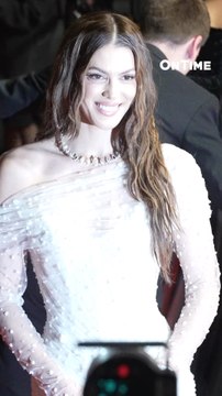 Iris Mittenaere toujours sur le tapis rouge