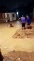Motociclista cai em buraco durante enxurrada e é resgatado por moradores