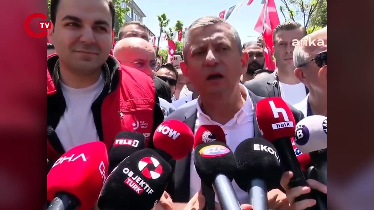 Özgür Özel, AK Partili gençlere seslendi  AK Partili gençleri de selamlıyorum ve diyorum ki Dedenizin, babanızın, reisinizin elinden o topu geri alın. Kazanınca oynayıp, kaybedince topu kesenlerden olmasınlar.