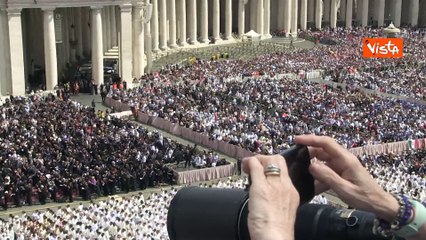 Messa di inizio del Pontificato di Papa Leone XIV, piazza San Pietro applaude al nuovo Pontefice