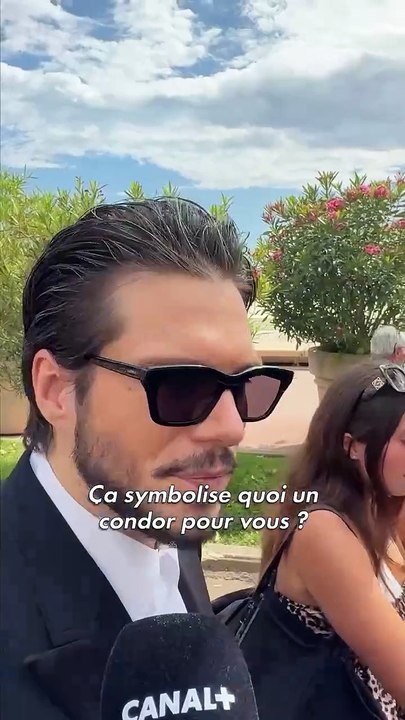 Oui, oui, Raphaël Quenard a débarqué à Cannes avec un (faux) oiseau géant.