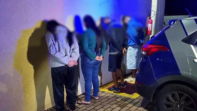 ROMU detém quatro pessoas e apreende drogas em residência usada como ponto de tráfico em Cascavel