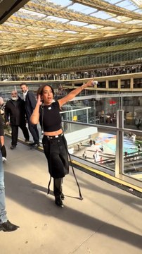 Amel Bent est de retour ! Après deux ans d’absence, elle revient avec son album « Minuit une », sorti vendredi dernier.Elle était au centre commercial de Châtelet, à Paris, pour présenter ses nouveaux sons.