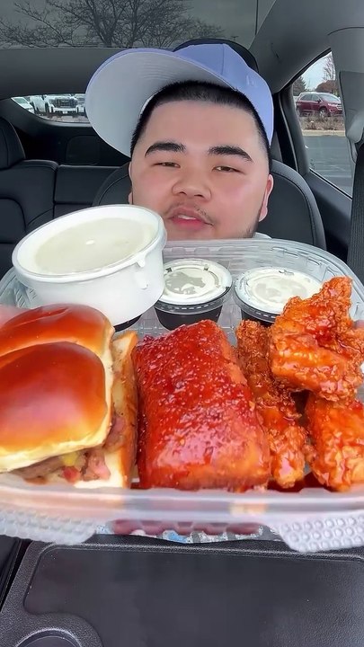 Follow for more ASMR videos🌮🍟 Credits: @vincegoteats #mukbang #asmr #fastfood #asmreating