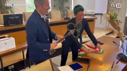 Katharina Zeller rifiuta la fascia tricolore e Dal Medico si arrabbia: ?Devi metterla?