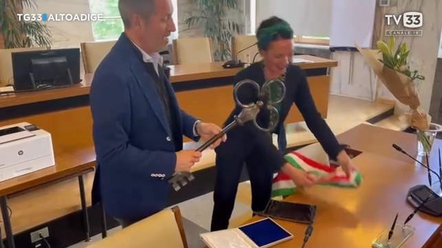 Katharina Zeller rifiuta la fascia tricolore e Dal Medico si arrabbia: ?Devi metterla?