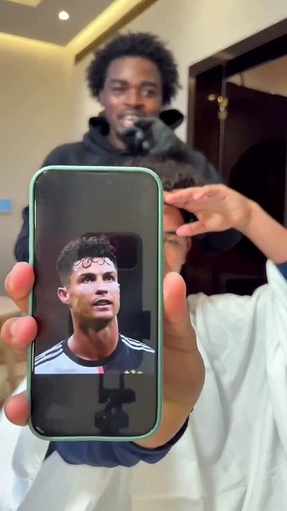 "Je veux la même coupe de cheveux que ce gars" : quand le fils de Cristiano Ronaldo demande la même coupe que son père à un coiffeur