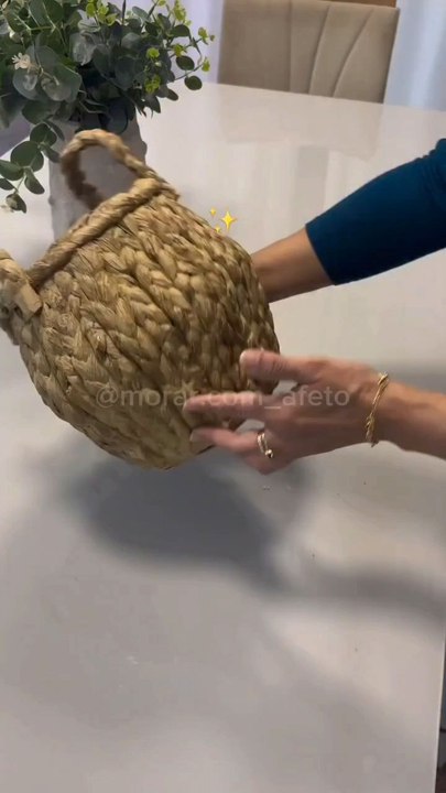 Easy DIY Home Décor Idea via: @morar.com_afetoAdd a cozy touch to your space with this easy DIY home décor idea! Using simple materials you already have at home, you can create a beautiful and personalized accent that instantly brightens any room.