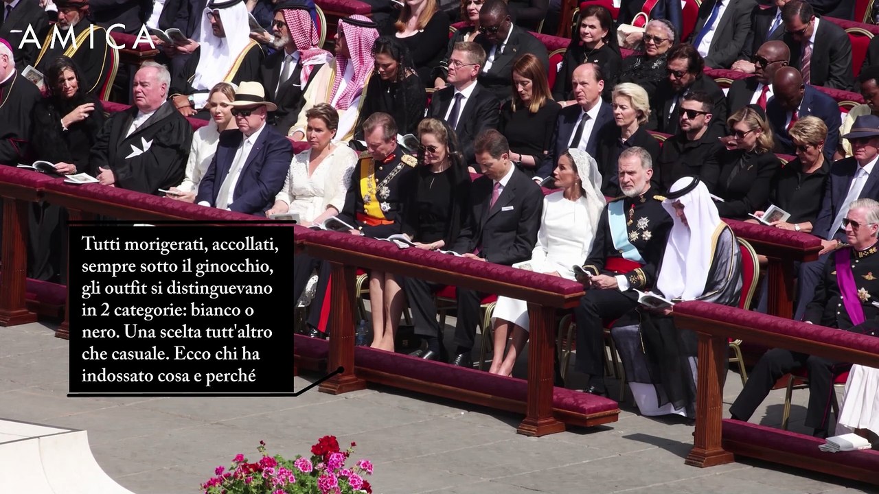 Abito bianco vs nero: le royal alla prima messa del Papa si distinguono così