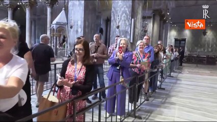 Zaia dona a Mattarella il leone di San Marco in vetro di Murano