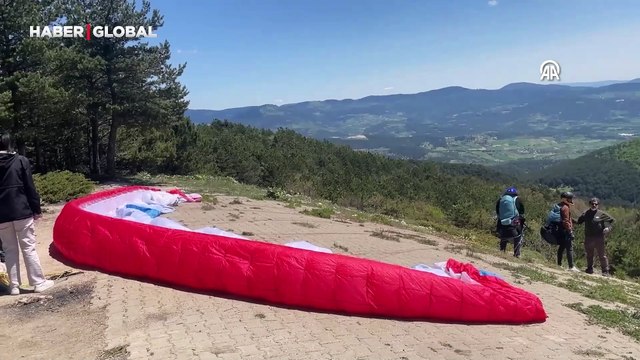 Yamaç paraşütü tutkunlarından Abant semalarında 19 Mayıs uçuşu