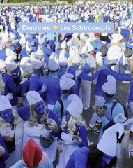 France : 3 073 Schtroumpfs envahissent Landerneau pour un rassemblement historique"