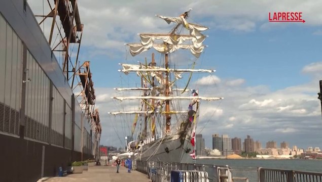 New York, l'equipaggio sbarca dalla nave dopo lo scontro con il ponte di Brooklyn