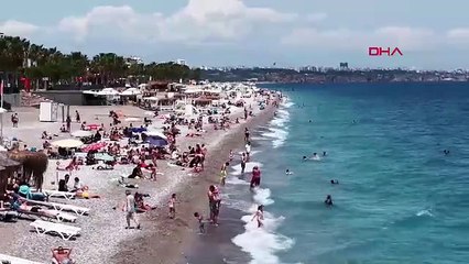 Tatil cennetinde güneşi gören denize koştu