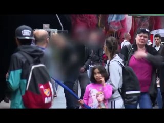 Tunnelbanan S04E05 Jag klipper er på en gång (Klipp)