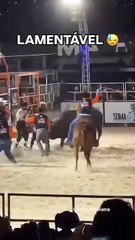 Peão é arrastado por um touro durante um rodeio em Hortolândia