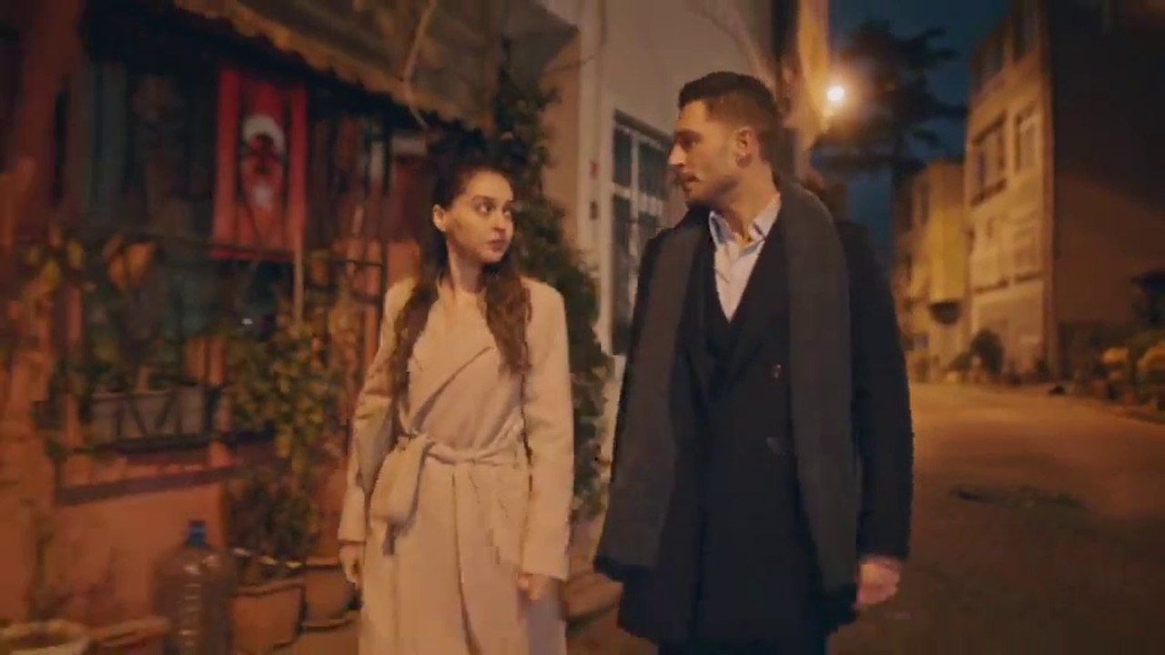 28. Lost In Love ❤️ Perdidos En El Amor. Capítulo 28 Audio ESPAÑOL HD. (Sakla Beni). Con Uraz Kaygılaroğlu, Cemre Baysel, Asude Kalebek, Baran Bölükbasi.