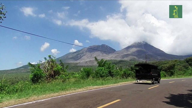 Volcán en Indonesia entra en erupción con una nube de ceniza de un kilómetro de altura