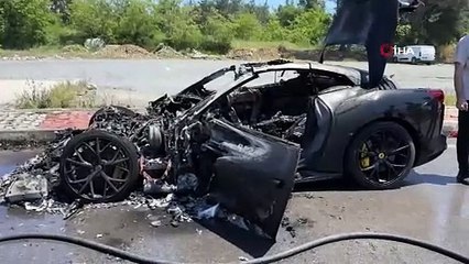 20 milyon lira değerindeki lüks otomobil alev topuna döndü