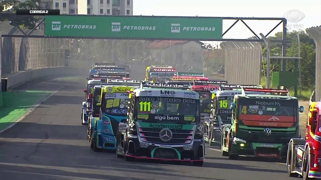 Ultrapassagem espetacular! Felipe Giaffone passa dois na largada da Truck em Interlagos