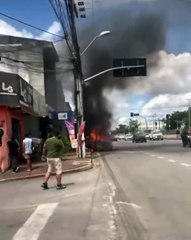 Carro pega fogo em avenida de Fortaleza