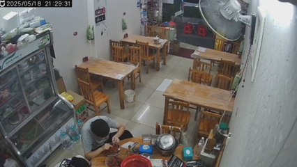 Come tranquilamente y lo que escucha en la calle le obliga a salir corriendo