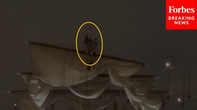 People Cling Onto Mast After Mexican Navy Ship Collides With Brooklyn Bridge