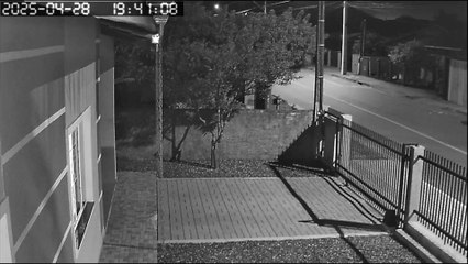 Vídeos mostram suspeito de matar idosa momentos antes e depois do crime em Joinville