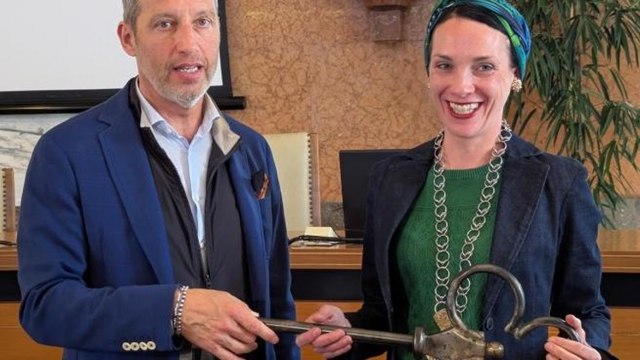 Merano, la neosindaca Katharina Zeller si toglie la fascia tricolore