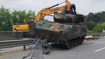 충북 충주 군 장갑차가 도로 중앙분리대 올라타 파손 / YTN