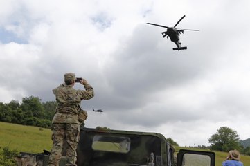 Black Hawks kreisen über der Gemeinde Sengenthal