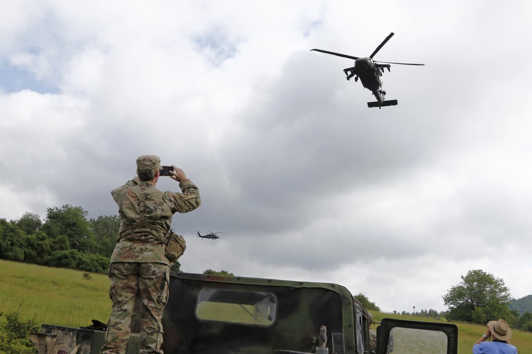 Black Hawks kreisen über der Gemeinde Sengenthal