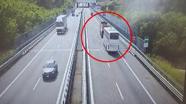 Il video dell'incidente a Lomazzo, il momento il cui il pullman con a bordo la scolaresca tampona violentemente il tir