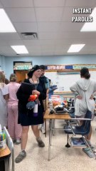 Ces élèves surprennent leur enseignante pour son départ à la retraite