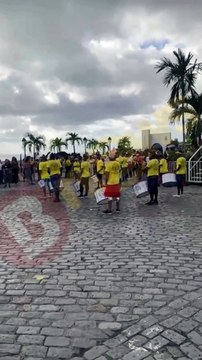 Professores protestam contra Bruno Reis na Praça Thomé de Souza: “Caloteiro”; assista