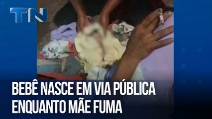 Bebê nasce em via pública enquanto mãe fuma