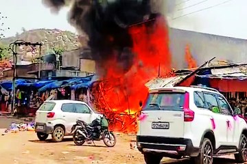 दुकान में लगी आग, तीन लाख की नकदी जली... देखें वीडियो ....