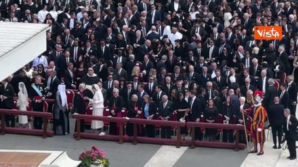 Messa di insediamento Papa Leone, lo scambio pace tra i leader del mondo